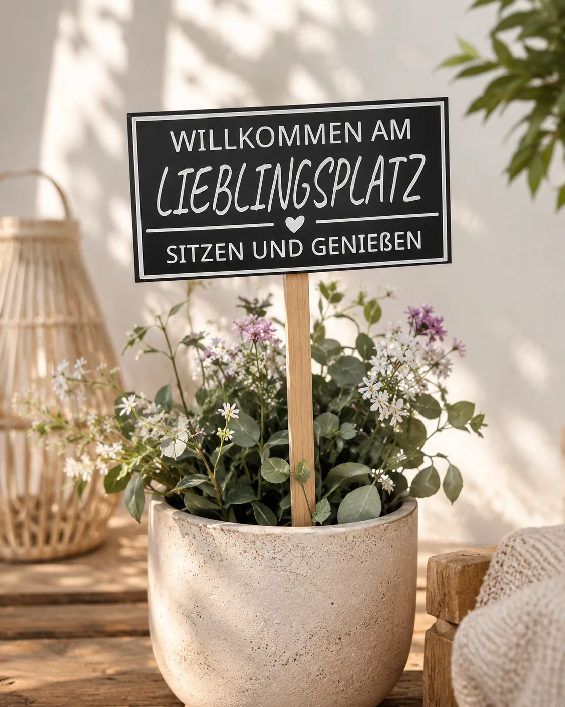 Schwarzes Gartenschild Willkommen am Lieblingsplatz im Blumentopf