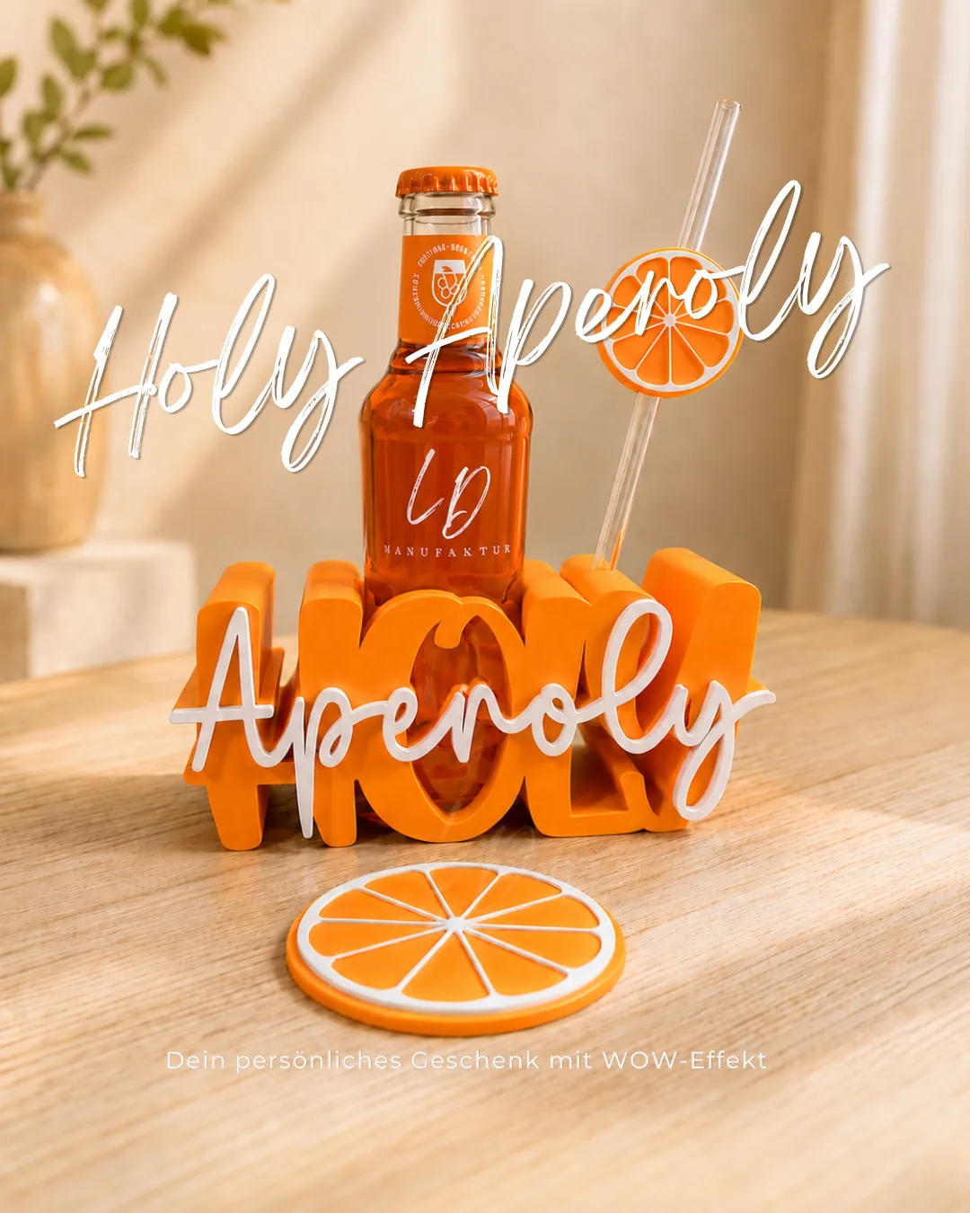 Orangefarbener 3D-gedruckter Getränkehalter für den Sommer-Aperitif mit Flasche und Strohhalm