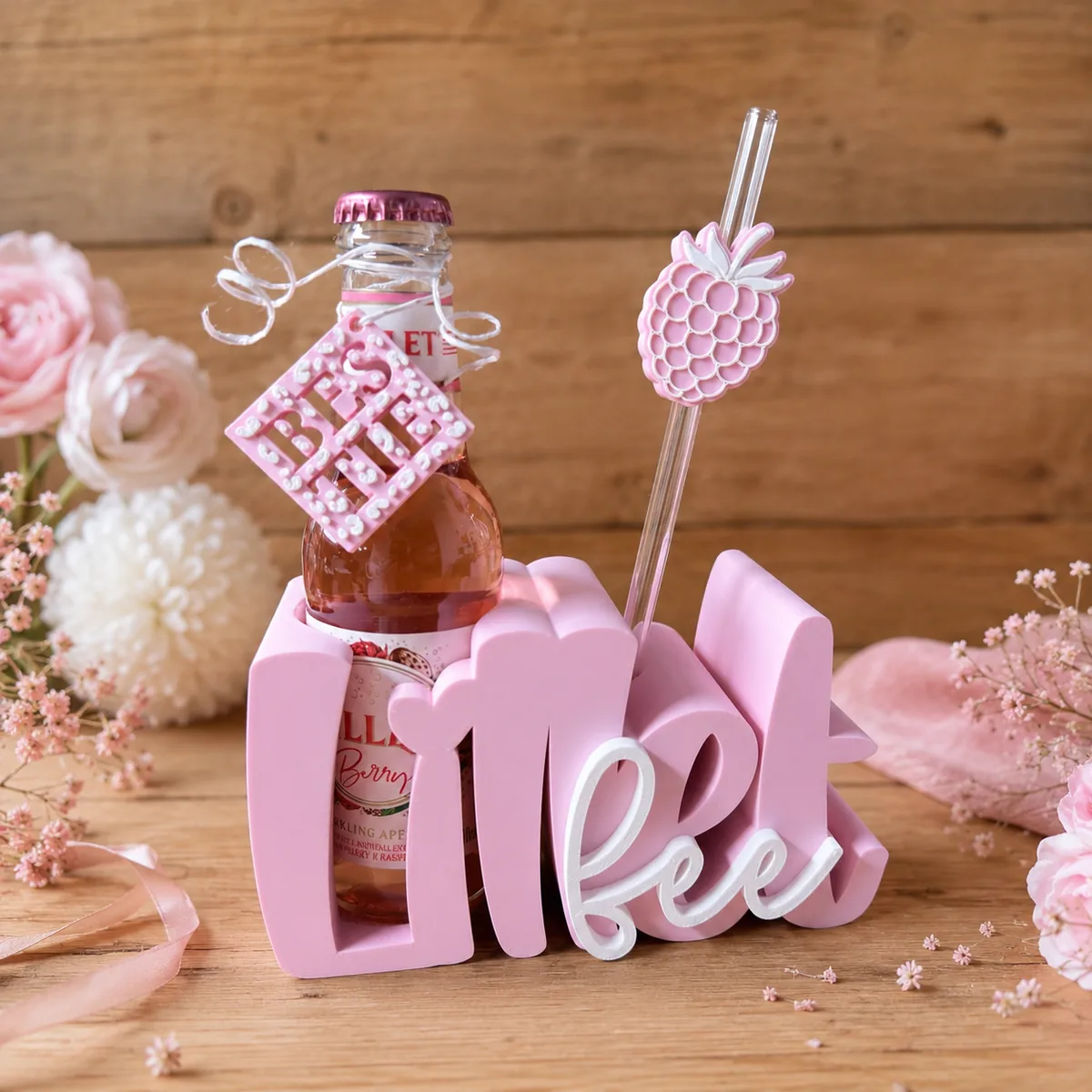 Rosa 3D-gedruckter Getränkehalter Lillet mit Bestie-Anhänger und Lillet-Flasche