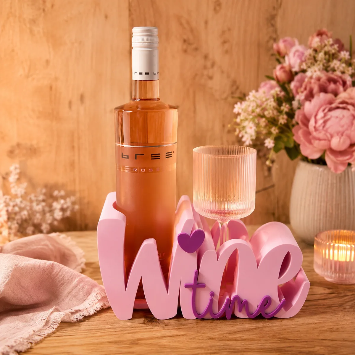 Rosa 3D-gedruckter Getränkehalter Wine Time mit Weinflasche und Glas