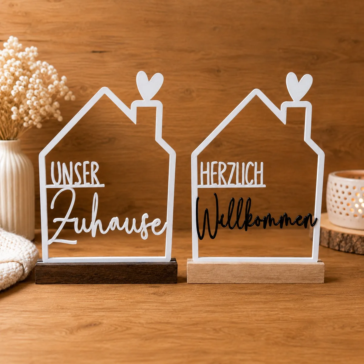 Zwei 3D-gedruckte Haus-Aufsteller Unser Zuhause und Herzlich Willkommen nebeneinander