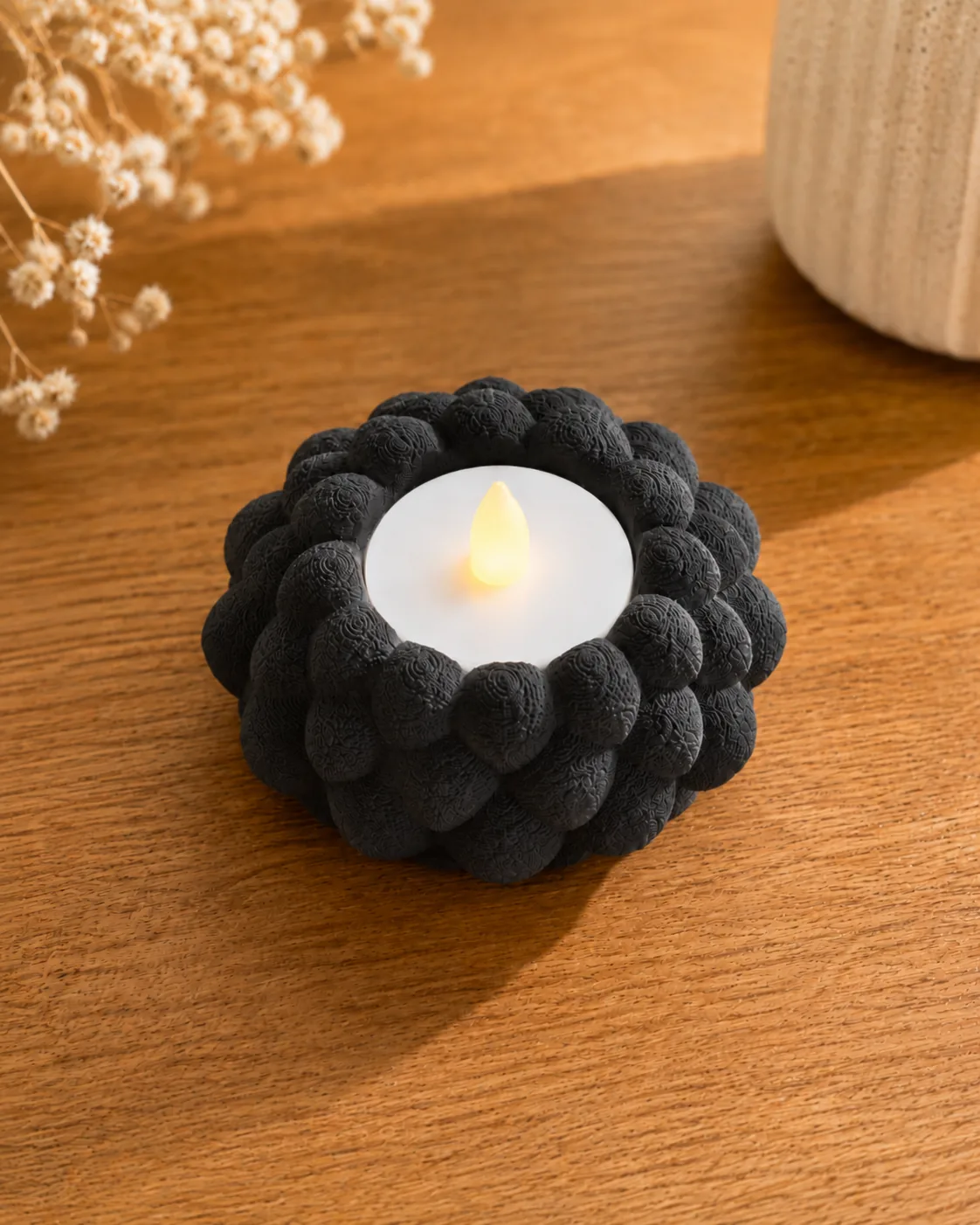 3D-gedruckter Teelichthalter in Schwarz mit geflochtenem Bubble-Knit-Design