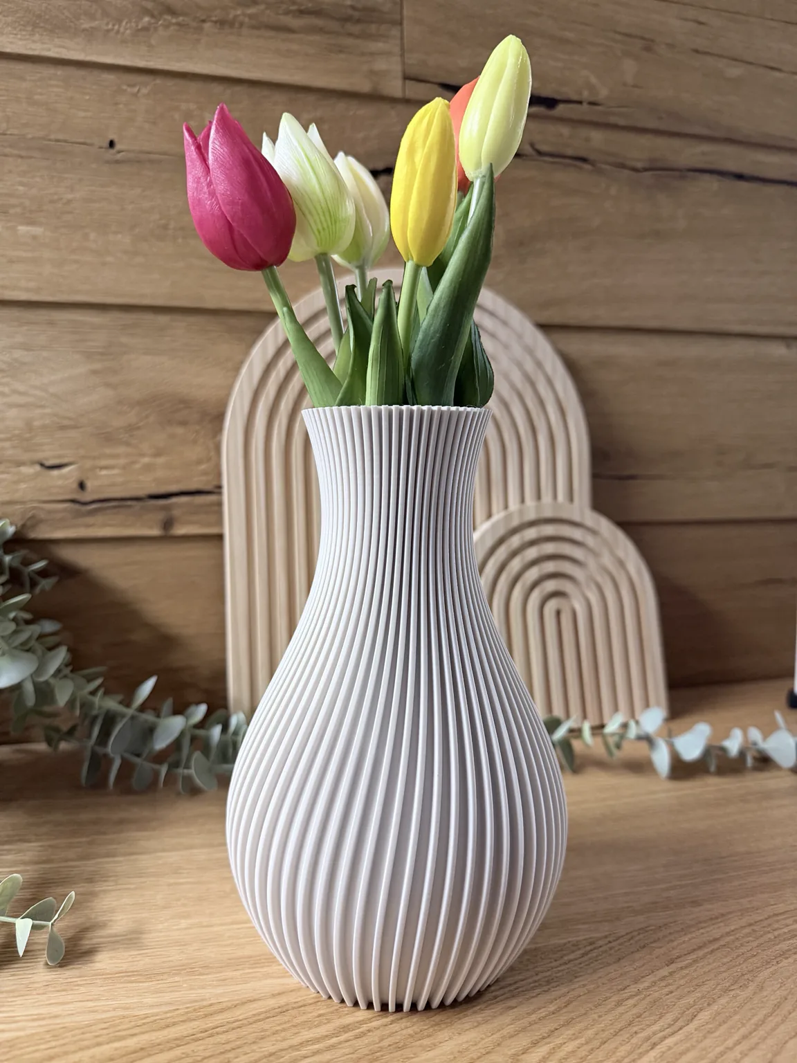 3D-gedruckte gerippte Vase in Weiß mit bunten Tulpen