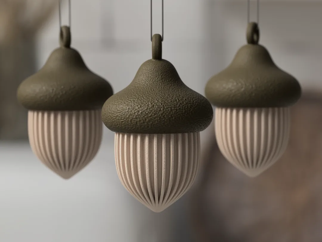 Beige Eichelornamente mit dunklen strukturierten Kappen