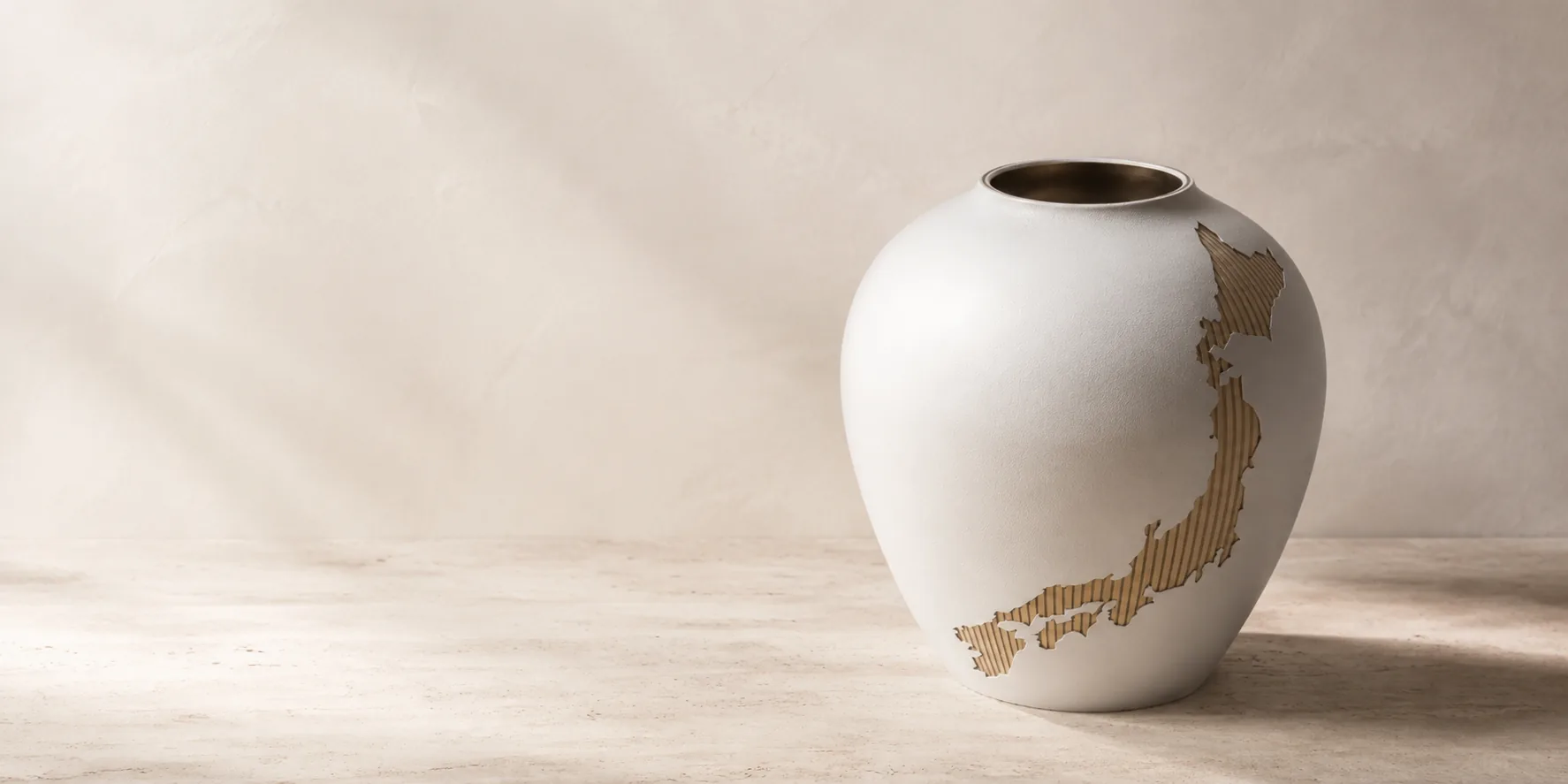 Kintsu Nihon Vase in einer hellen, KI-bearbeiteten Rauminszenierung