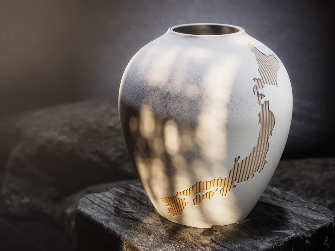 Helle Kintsu Nihon Vase mit gerippter brauner Kontur auf dunklem Holz