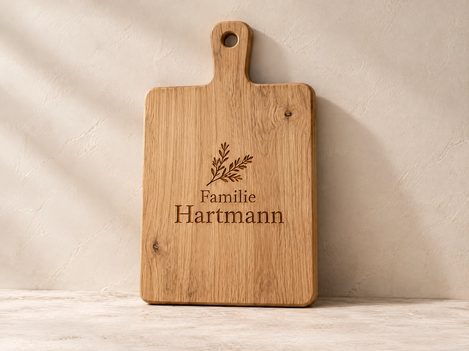 Eichen-Schneidebrett mit Lasergravur Familie Hartmann