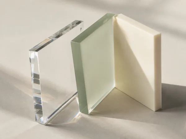 Klare, salbeifarbene und cremefarbene Acrylplatten
