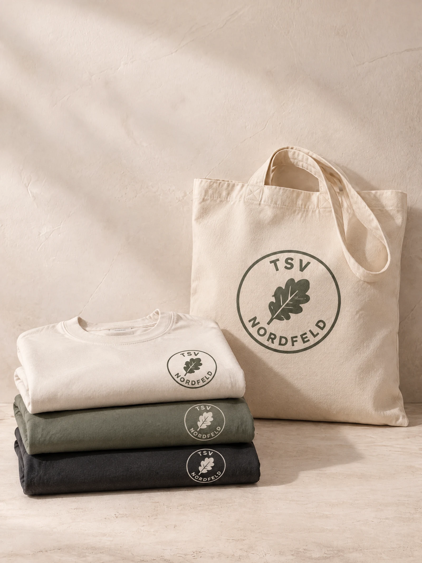 Gefaltete Shirts und Stoffbeutel mit Siebdruck-Logo des TSV Nordfeld